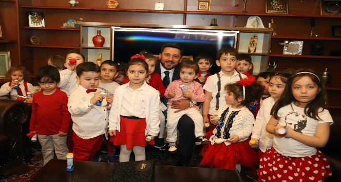Minik çocuklar Belediye Başkanı Arı’yı ziyaret etti