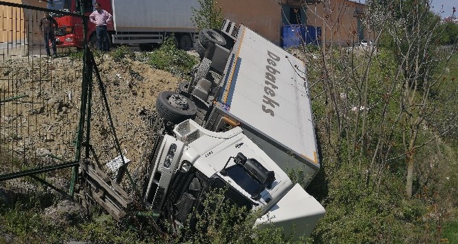 Freni boşalan 11 tonluk kamyon 200 metre sürüklenip boşluğa uçtu
