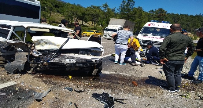 Antalya’da iki otomobil kafa kafaya çarpıştı: 2 yaralı