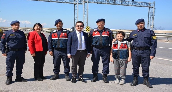 Jandarma komutanının koltuğuna kız çocuğu oturdu