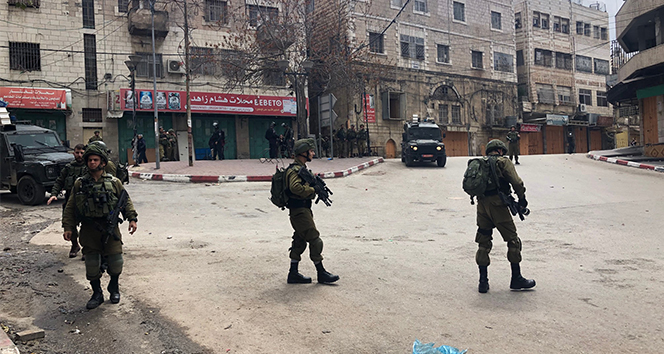İsrail güçleri, El Halil&#039;in ana caddesini Filistinlilere kapattı