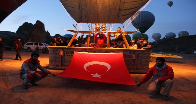 Kapadokya’da balonlar 23 Nisan için Türk bayraklarıyla havalandı