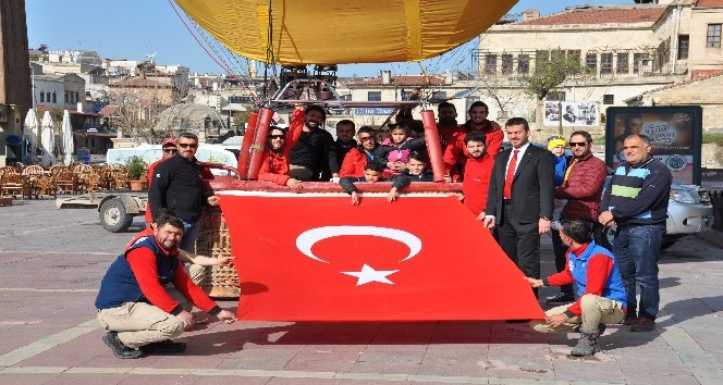Kapadokya’da çocuklar ilk kez sıcak hava balonuna bindiler