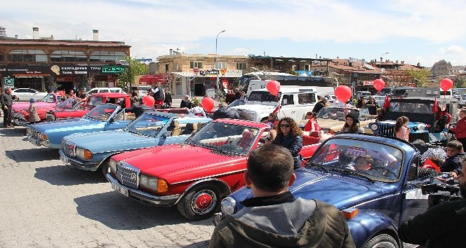 Göreme’de çocuklar 23 Nisan’ı klasik otomobillerle kutladı