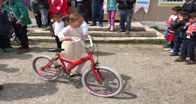 Eski bisikletleri onarıp köy öğrencilerine hediye ettiler