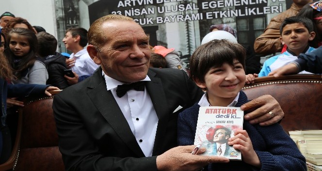Atatürk’e benzeyen tiyatro sanatçısını Artvin’de yoğun ilgi