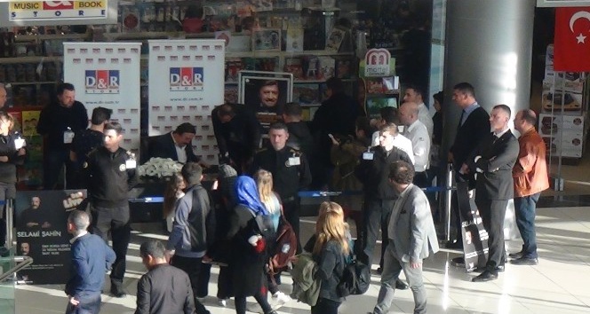 Selami Şahin’e imza gününde hayran şoku