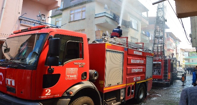 Dört katlı binanın çatı katında yıkan yangın korkuttu