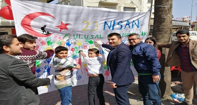 Ellerini boyayan çocuklar, Türk Bayraklı beyaz afişe el izlerini bıraktılar