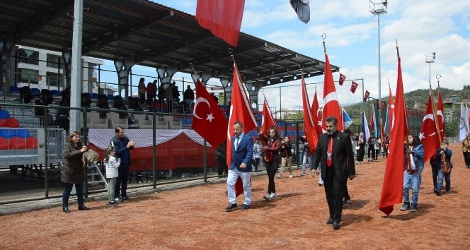 Çocuklar boş protokol tribününü selamladı