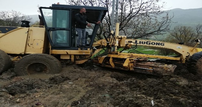 Gercüş’te köy yollarını açan iş makinesi çamura saplandı