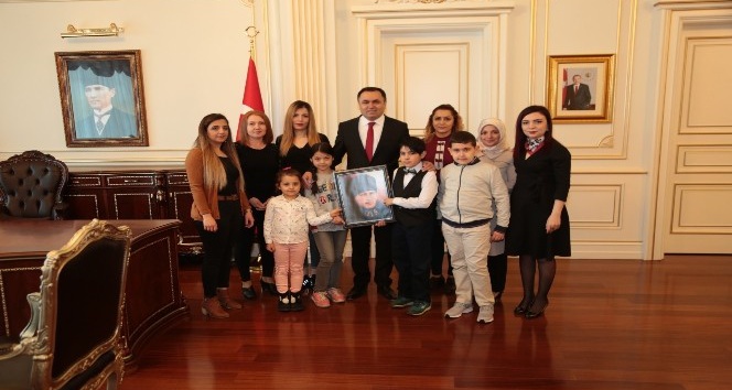 Diyabetli çocuklar Vali Çakır’a Atatürk portresi hediye etti