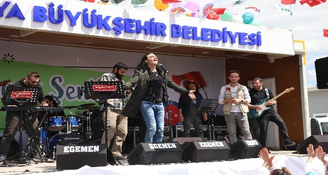 Murat Kekilli’den Suriyeli çocuklara konser