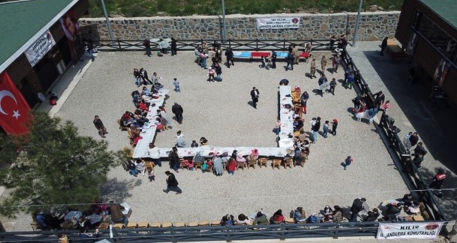 Jandarma çocukları sevindirdi