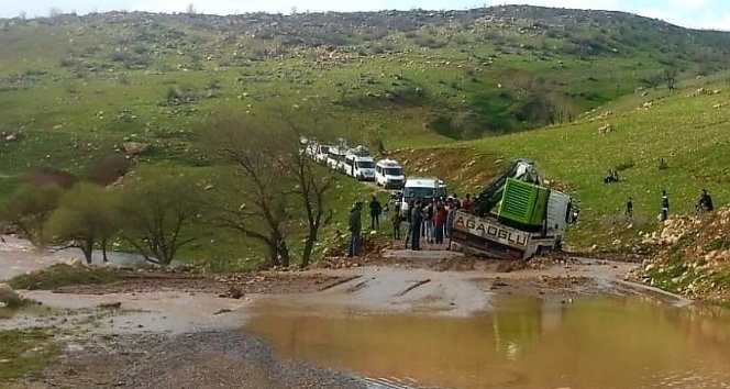 Siirt’te bir araç yolda biriken suda mahsur kaldı