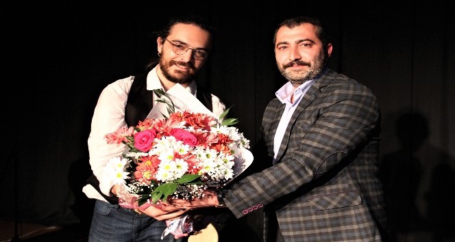 Genç sanatçı Ozan Turhal Kartal’da sahne aldı