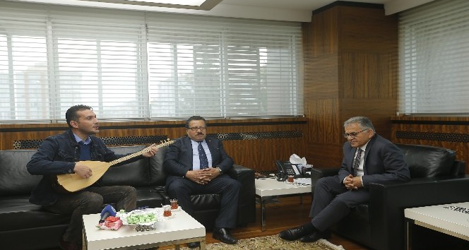 Aşık Ertuğrul İmami’den Başkan Büyükkılıç’a türkü: “Hayırlı Uğurlu Olsun Başkanım”