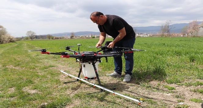 Çiftçi ailesinin oğlu Çalışır, kendi yaptığı ilaçlama dronuyla arazilerini ilaçlıyor