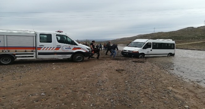 Acıçay’da mahsur kalan minibüs kurtarıldı