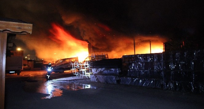 Belediyeye ait depo alev alev yandı