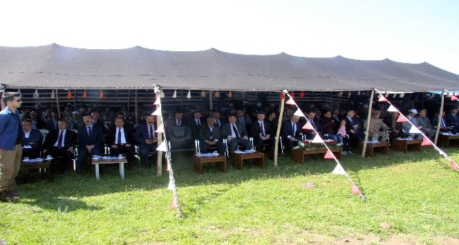 Koyunlar, melodiler eşliğinde meralara salındı