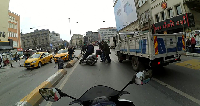 Karaköy’de motosikletlinin el arabalı adama çarptığı anlar kamerada