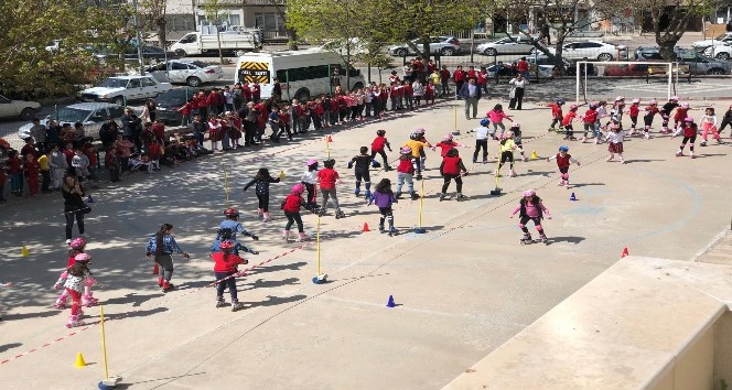 Okulda düzenlenen paten kayma etkinliğinde çocuklar kıyasıya yarıştı