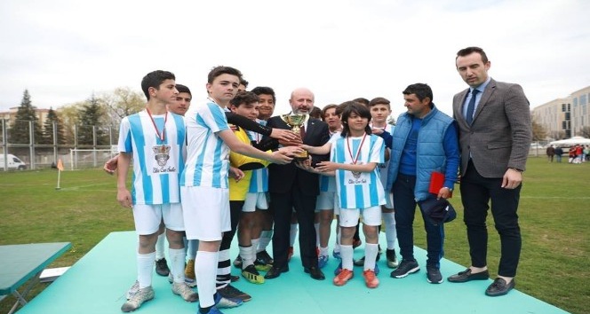 Kadir Has Orta Okulu şampiyon oldu