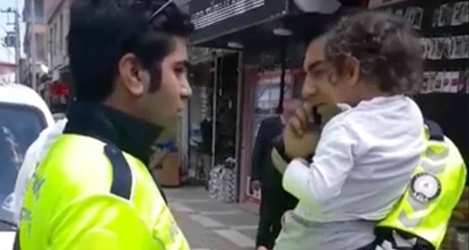 Ağlayan çocuk polisin kucağında sakinleşti
