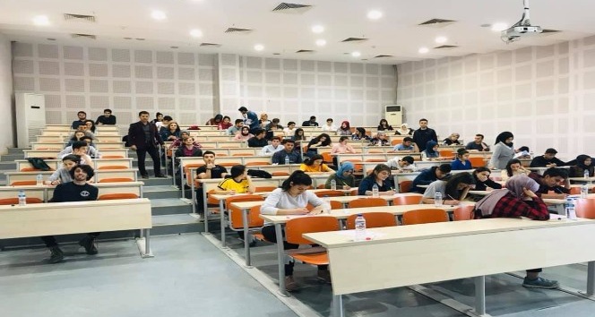 Öğrenciler Üniversite sınavları için prova yaptılar