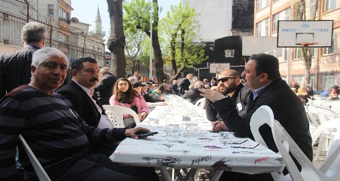 45 yıl sonra aynı okulun bahçesinde buluştular