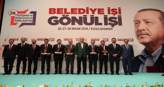 Cumhurbaşkanı Erdoğan’dan Belediye Başkanı Arı’ya ödül
