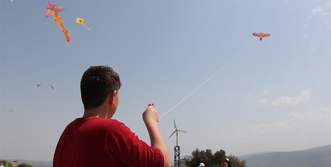 Rengarenk uçurtmalar gökyüzü ile buluştu