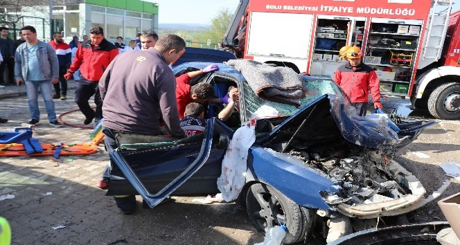 Bolu’da, işçi servisiyle otomobil çarpıştı: 12 yaralı