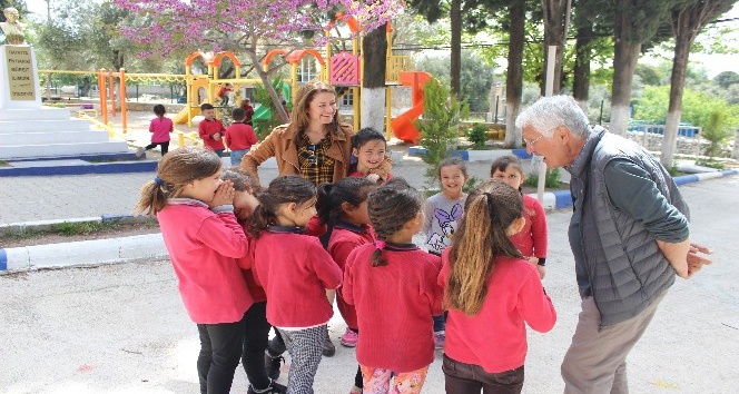 Salih Kalyon ve K. Muzaffer Ilıcak, Yukarı Mazı İlkokulu’nda