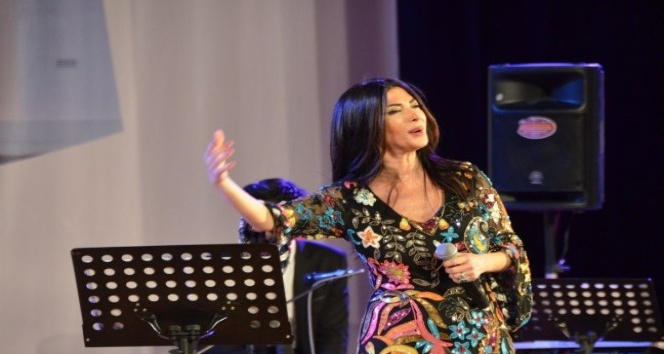 Bahar Şenliklerinde Elif Güreşçi sahne aldı