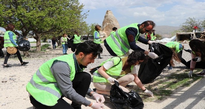 Üniversite öğrencileri Kapadokya’da çevre temizliği yaptı
