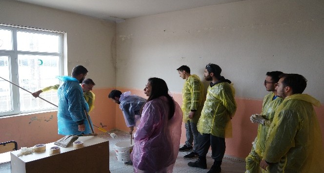 (Özel) Ankara’dan gelip köy okulunu boyadılar