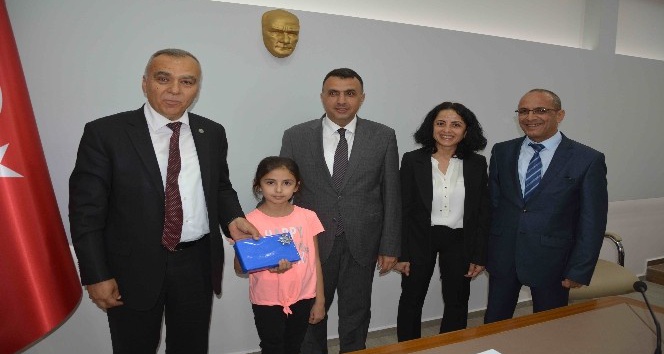 Bilinçli tüketici Elif Deniz tabletle ödüllendirildi