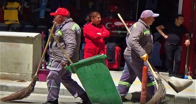 İş başındaki belediye temizlik işçileri kutlamaları uzaktan seyretti