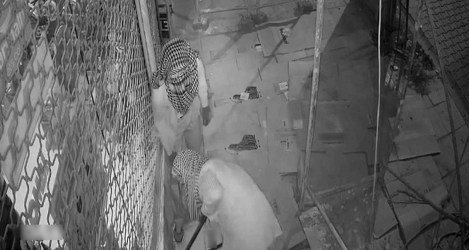 Şalvarlı hırsızlar güvenlik kamerasına yakalandı