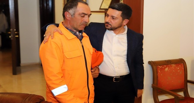 Yolda bulduğu içerisi para dolu cüzdanı sahibine teslim etti