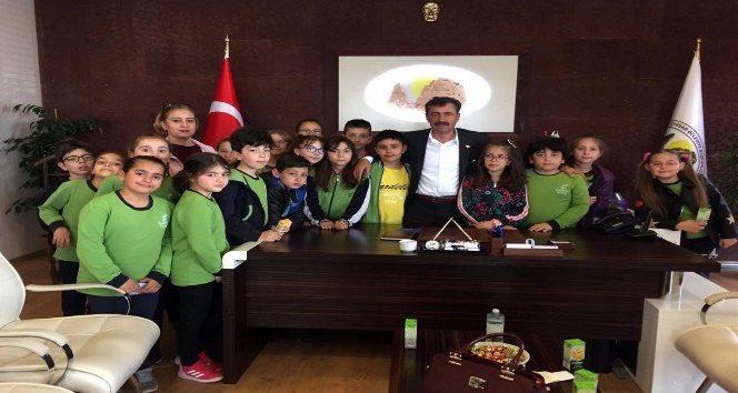 Kardelen Koleji öğrencileri Belediye Başkanı Süslü’yü ziyaret etti