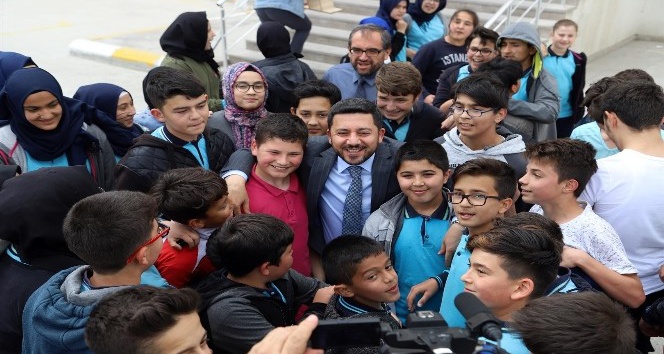 Belediye Başkanı Arı, İmam Hatip Ortaokulu öğrencilerini ziyaret etti