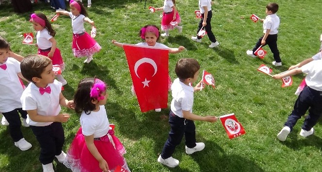 Suriyeli yetim çocuklardan Türk bayrakları ile gösteri