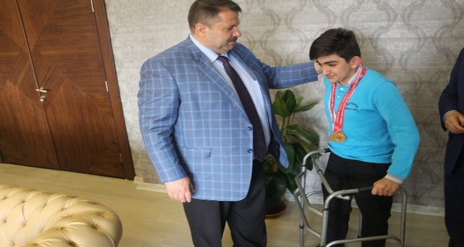 Türkiye Yüzme Şampiyonu Ağrılı Erim’den Milli Eğitim Müdürü Turan’a ziyaret