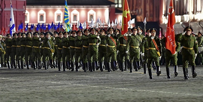 Rus ordusu gece yarısı Kızıl Meydan'a indi
