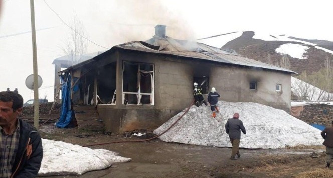 Yüksekova’da ev yangını