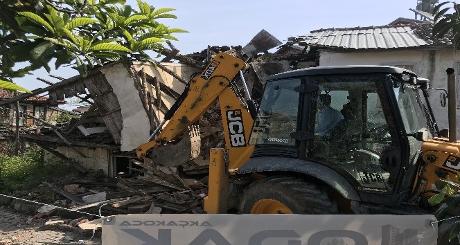 Akçakoca’da virane yapının yıkımı gerçekleştirildi