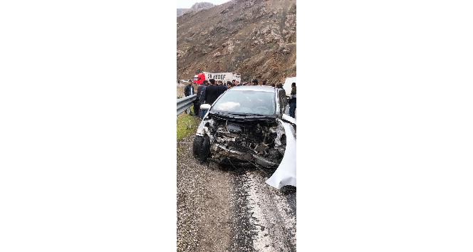 Yüksekova’da tır ile otomobil çarpıştı: 5 yaralı